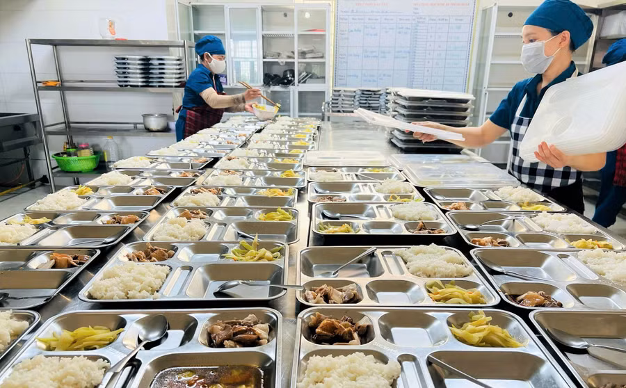 bua-an-ban-tru-cua-hoc-sinh-quang-binh-2.jpg