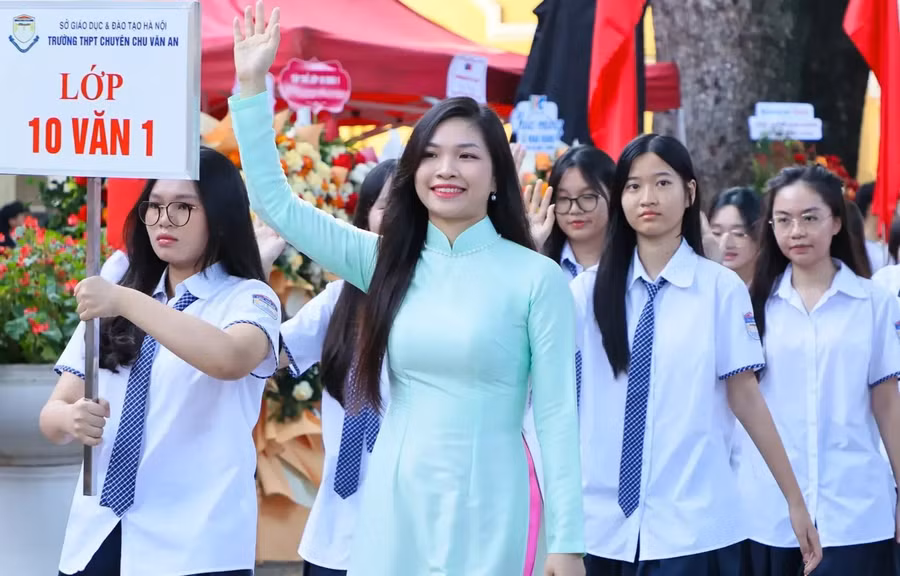 Cô và trò Trường THPT Chu Văn An (Hà Nội). Ảnh: Xuân Phú