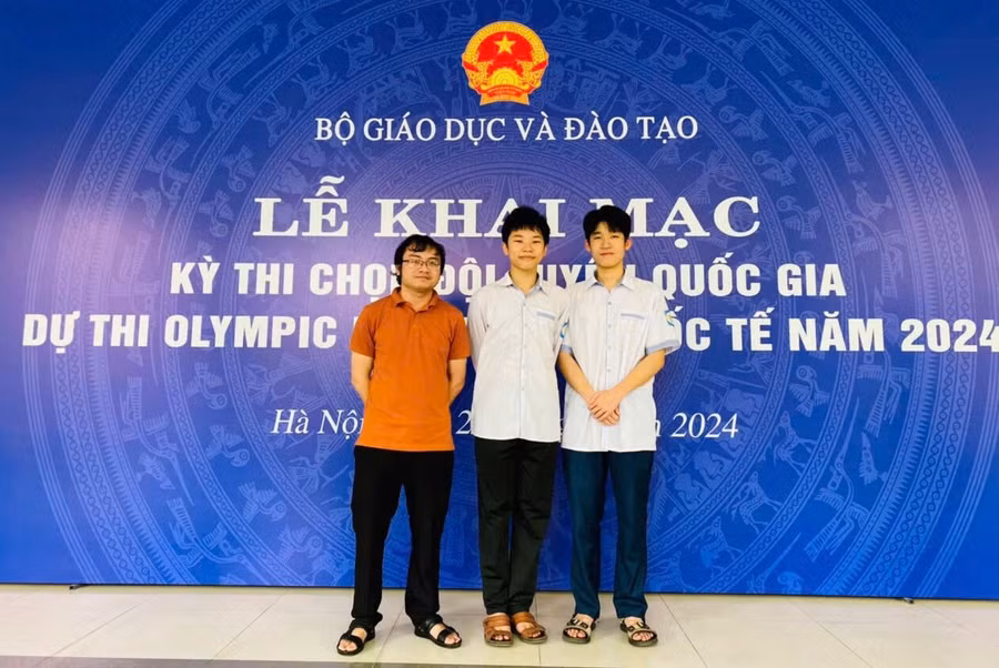 Nguyễn Thế Quân (giữa) hiện là học sinh lớp 12, Trường THPT chuyên Phan Bội Châu (Nghệ An).