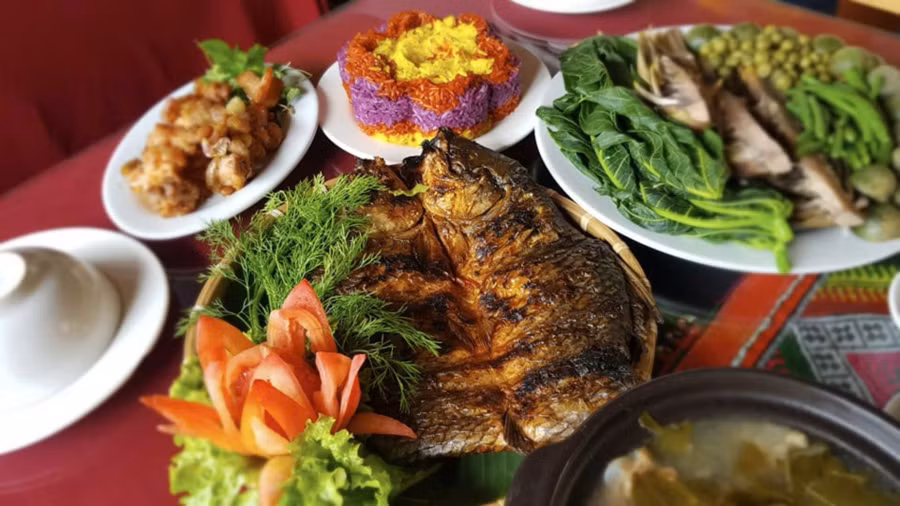 Món Pa Pỉnh Tộp phải ăn nóng với nước chấm chẩm chéo, kèm thêm một ít rau gia vị như rau mùi, ớt mới. Ảnh: Vietnamnet