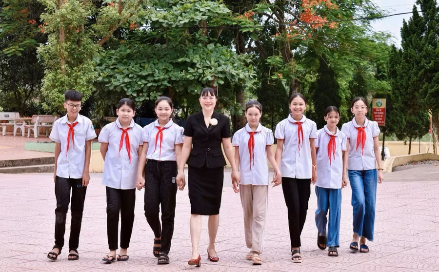 NGƯT Lê Thị Hồng Tâm và học sinh Trường Tiểu học Thị trấn Hạ Hòa (xã Hạ Hòa, Phú Thọ).
