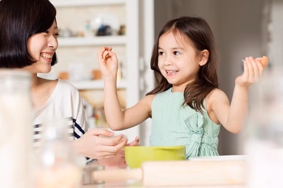 Cha mẹ có thể khơi dậy sự tự tin của con khi để trẻ tự giải quyết vấn đề. Ảnh minh họa: ITN.