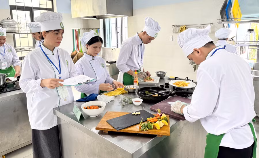 Giảng viên Trường Cao đẳng Lương thực – Thực phẩm chấm chọn sản phẩm trong cuộc thi tay nghề học sinh – sinh viên cấp trường. Ảnh: NTCC