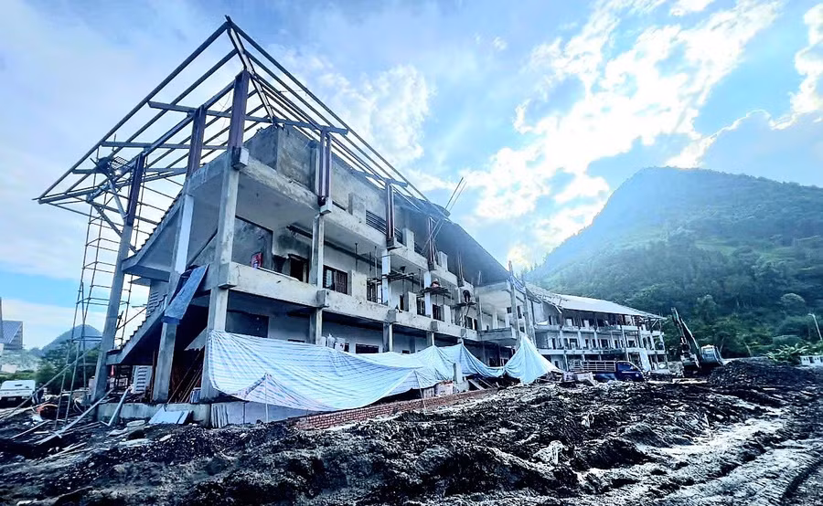 Các hạng mục thi công chính tại Trường PTNT Tiểu học & THCS Mường Khương đang xây trát, gấp rút hoàn thiện.