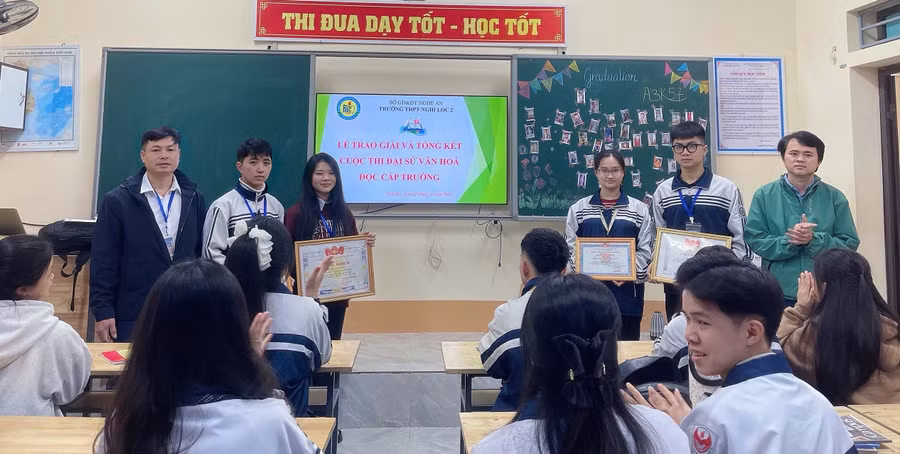 co-hoc-tro-va-hanh-tinh-vuot-ra-chiec-khau-trang-2.jpg