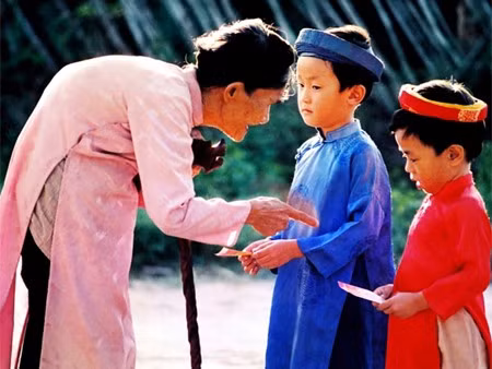 day-con-tran-trong-tien-mung-tuoi.jpg