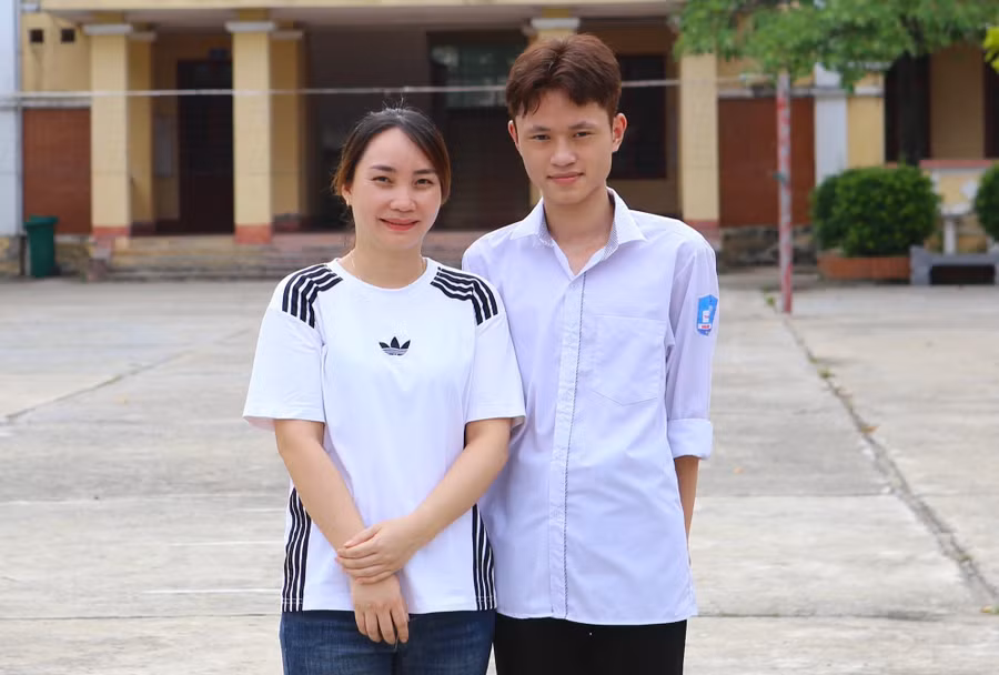 Trần Hữu Thịnh cùng cô Đặng Thị Thu Huyền, giáo viên chủ nhiệm lớp 12A1. 