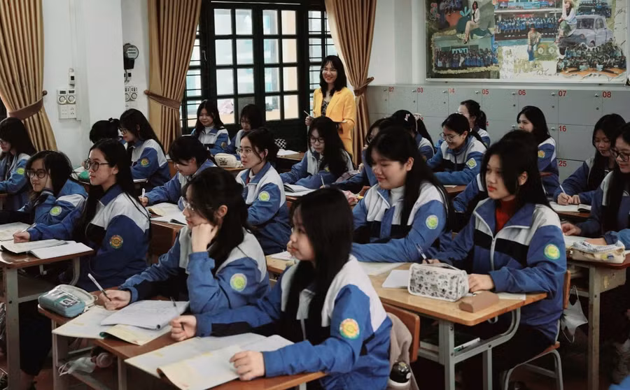 Cô và trò Trường THPT chuyên Lào Cai. Ảnh: NTCC