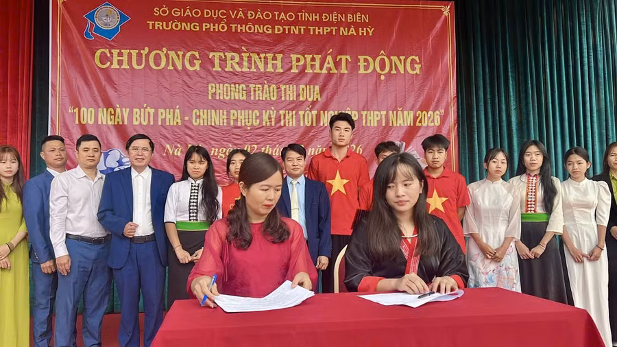 Cô, trò Trường PTDTNT THPT Nà Hỳ ký cam kết, thể hiện quyết tâm cao trong đợt “bứt tốc” này. Ảnh: NVCC
