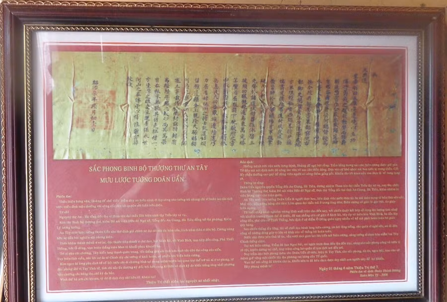 vi-cu-nhan-duoc-khac-ten-tren-khau-than-cong-dai-tuong-quan-thu-nhat-2.jpg