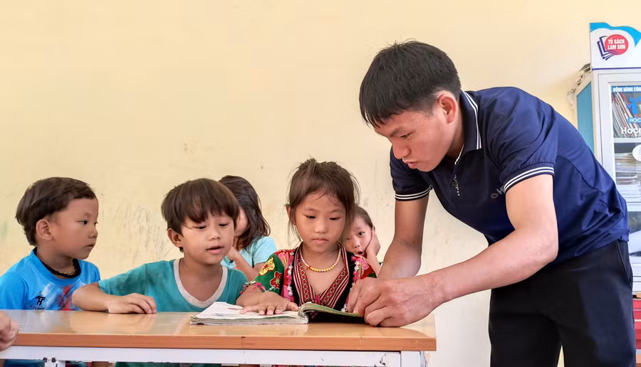 Thầy giáo và học sinh lớp 1 ở điểm lẻ Tà Cóm - Trường Tiểu học Trung Lý 2.