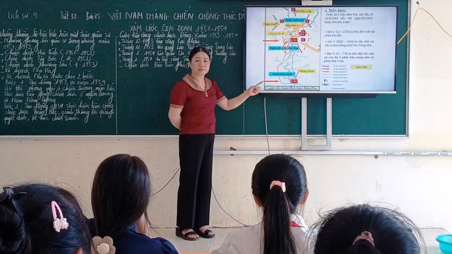 Cô giáo Tống Thị Phượng trong giờ dạy môn Lịch sử ở Trường THCS Tam Thanh (Thanh Hóa).