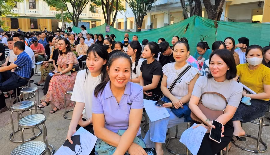Phụ huynh và học sinh Trường THPT Hà Huy Tập (TP Vinh, Nghệ An) tham gia đăng ký tổ hợp lớp sau khi nhập học. Ảnh: NTCC
