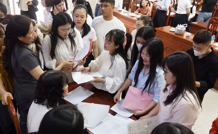 niem-vui-vo-oa-ngay-trung-tuyen-vien-chuc-2.jpg