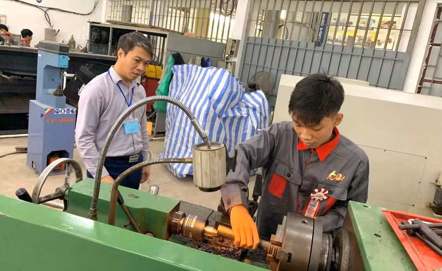 Học sinh Trường Trung cấp nghề Giao thông công chính Hà Nội thực hành nghề. Ảnh: NTCC