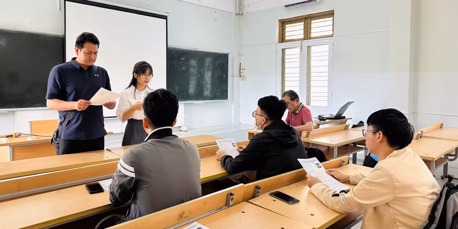 Sinh viên Trường Đại học Bách khoa, Đại học Đà Nẵng tham gia phỏng vấn tuyển dụng tại Ngày hội việc làm do nhà trường tổ chức. Ảnh: NTCC