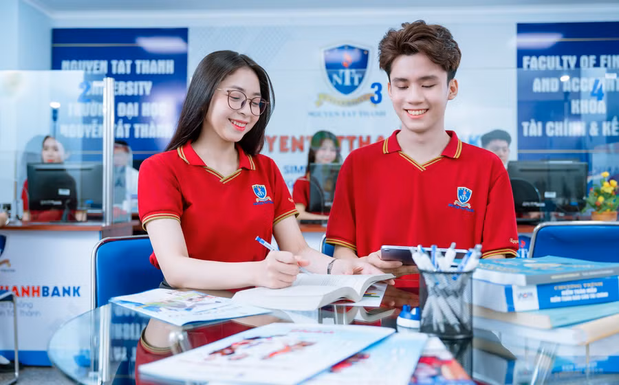 Học tập kết hợp truyền thống và công nghệ giúp sinh viên Trường Đại học Nguyễn Tất Thành chủ động tiếp thu kiến thức. Ảnh: NTTU