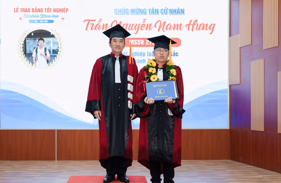 Tân cử nhân Trần Nguyễn Nam Hưng tại buổi lễ tốt nghiệp. Ảnh: HCMUS