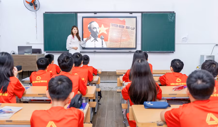Học sinh Trường THCS & THPT Lương Thế Vinh (cơ sở Yên Hòa, Hà Nội) học với tivi thông minh trên lớp. Ảnh: Khôi Nguyên