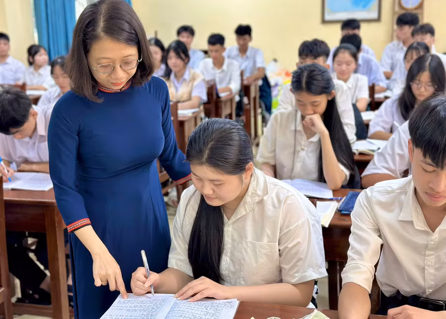 Cô Phạm Nguyễn Trang Ngân và học sinh Trường THPT A Lưới. Ảnh : NVCC