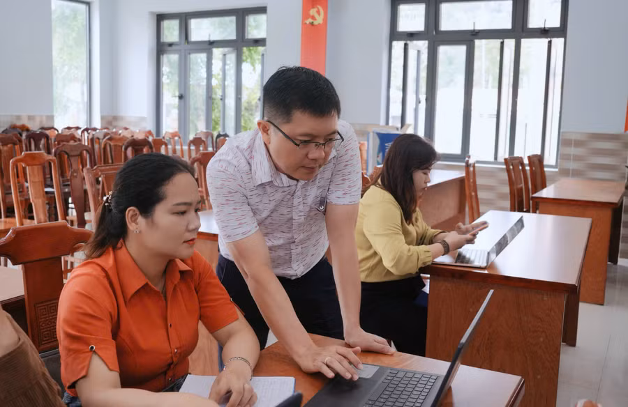 Giáo viên Phổ thông Dân tộc nội trú Tiểu học & THCS La Dêê được hướng dẫn xây dựng học liệu dạy học trên cơ sở sử dụng các ứng dụng AI. Ảnh: NTCC