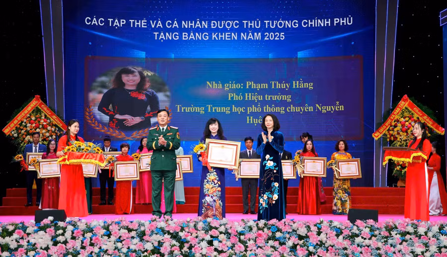 Nhà giáo Phạm Thúy Hằng vinh dự nhận Bằng khen của Thủ tướng Chính phủ năm 2025. 