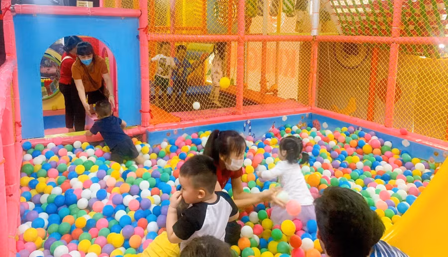 Mật độ trẻ tham gia vui chơi đông trong cùng một không gian là một trong những yếu tố làm tăng nguy cơ mất an toàn.