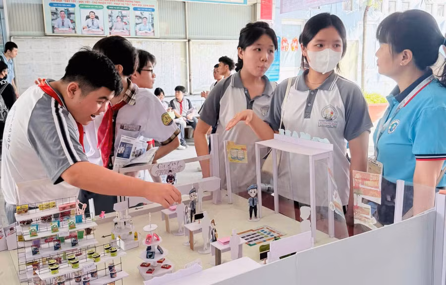 Trường THCS Huỳnh Tấn Phát học tập, trải nghiệm thực tế tại Trường Trung cấp Kinh tế - Kỹ thuật Nguyễn Hữu Cảnh. Ảnh: NTCC