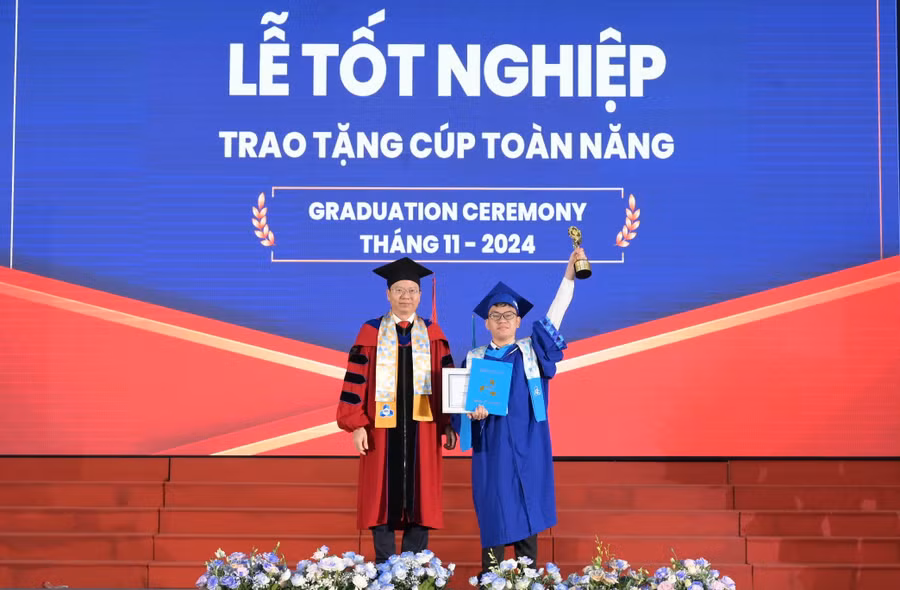 tan-cu-nhan-dat-hoc-bong-tien-si-2.jpg