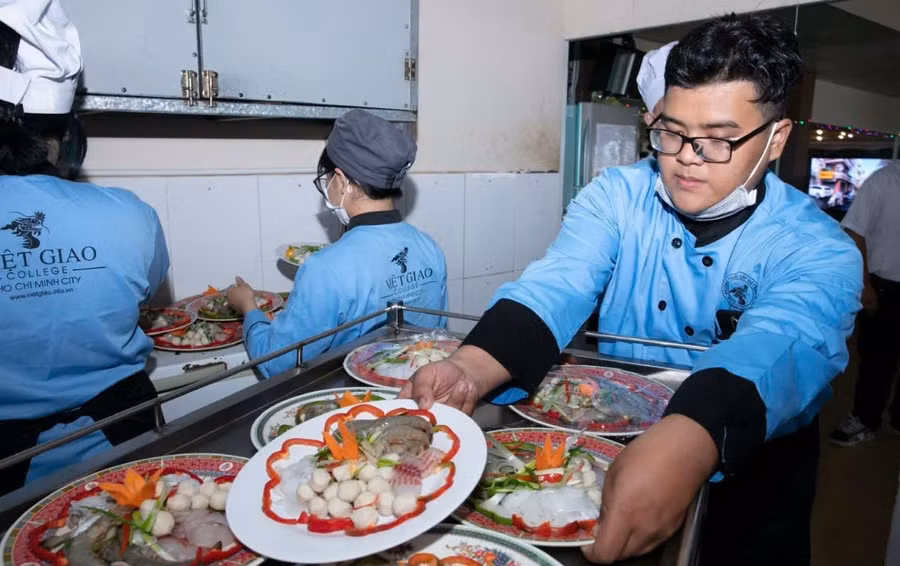 Sinh viên Trường Trung cấp Việt Giao trong giờ thực hành. Ảnh: NTCC