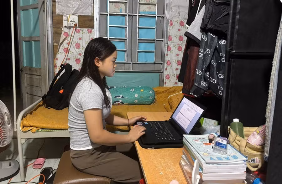 Cô Lường Ngọc Thương, giáo viên Trường Mầm non Nậm Ban đang soạn giáo án. Ảnh: Hà Thuận
