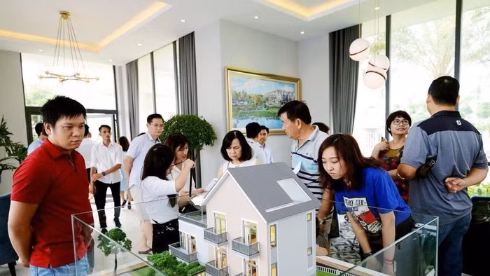 Giá nhà tăng nhanh hơn thu nhập khiến việc sở hữu nhà trở thành áp lực lớn đối với nhiều lao động trẻ tại đô thị. (INT)