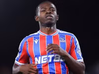 Tyrick Mitchell lọt tầm ngắm của Man United.