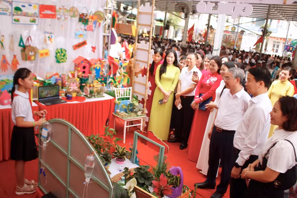 Học sinh hào hứng giới thiệu sản phẩm STEM của mình.