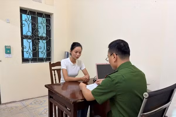 Đối tượng Trần Thị Huyền tại cơ quan điều tra. Ảnh Công an tỉnh Hưng Yên.