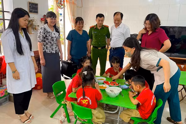 Đoàn kiểm tra liên ngành xã Hưng Phú (tỉnh Hưng Yên) kiểm tra, giám sát tại các trường mầm non ngày 17/4. Ảnh: Đoàn Huê