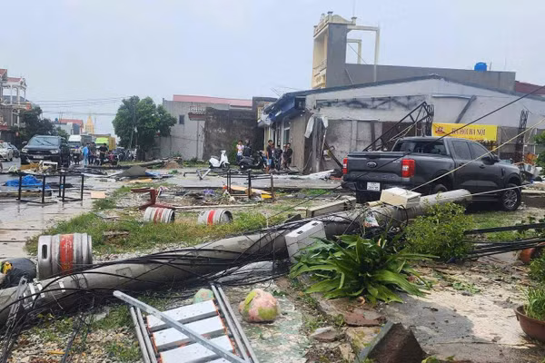 Cột điện đổ ngổn ngang sau cơn lốc.