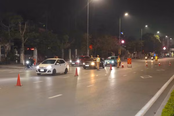 Lực lượng CSGT kiểm tra nồng độ cồn người điều khiển phương tiện tham gia giao thông trong dịp Tết Nguyên đán.