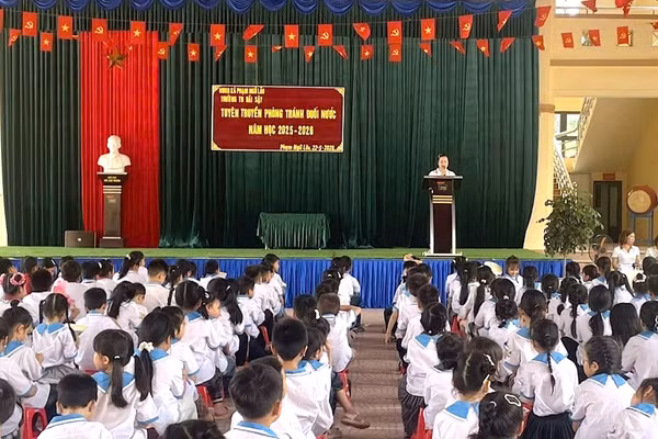 Trường Tiểu học Bãi Sậy (xã Phạm Ngũ Lão, tỉnh Hưng Yên) tuyên truyền phòng, chống đuối nước cho học sinh.
