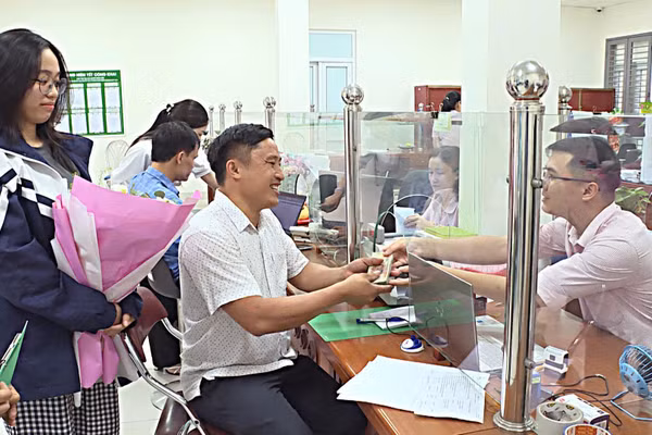Em Nguyễn Thanh Loan là 1 trong 6 trường hợp đầu tiên tại tỉnh Hưng Yên đã được giải ngân theo chương trình cho vay học ngành STEM. (ảnh: Thế Anh)