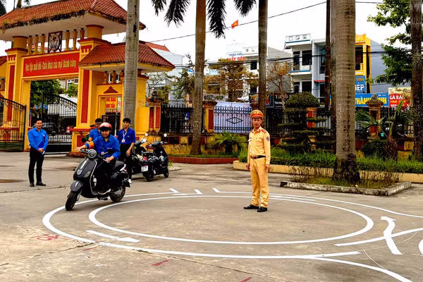 Phòng CSGT (Công an tỉnh Hưng Yên) hướng dẫn hướng dẫn kỹ năng lái xe an toàn cho học sinh.