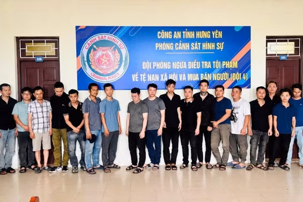 Các đối tượng tại cơ quan Công an. Ảnh: Công an tỉnh Hưng Yên