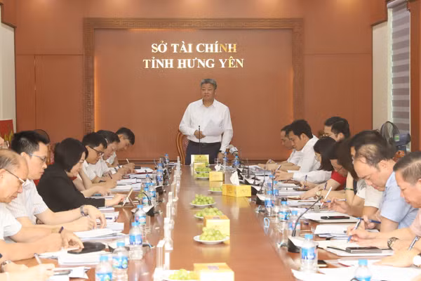 Chủ tịch UBND tỉnh Hưng Yên Nguyễn Mạnh Quyền làm việc với Sở Tài chính. Ảnh: Nguyễn Quỳnh
