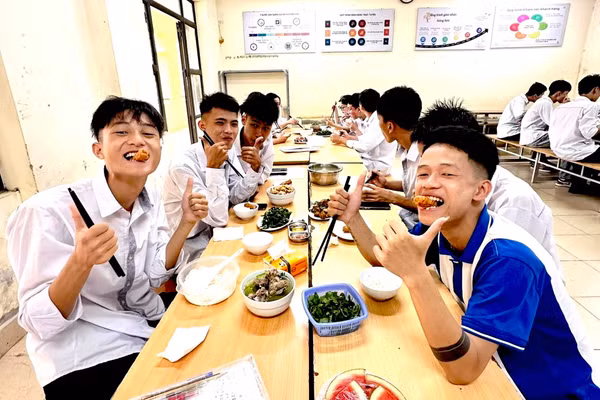 Học sinh Trung tâm GDNN-GDTX Kiến Xương vui vẻ dùng cơm trưa tại trung tâm.