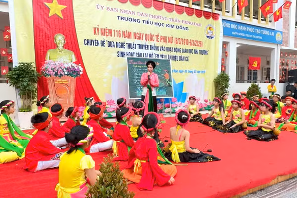 Tiết sinh hoạt câu lạc bộ “Em yêu làn điệu dân ca”.
