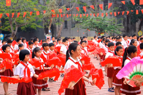 Hơn 250.000 học sinh tiểu học Hưng Yên tham gia đồng diễn nghệ thuật truyền thống chào mừng Ngày Giải phóng miền Nam 30/4 và Quốc tế Lao động 1/5.