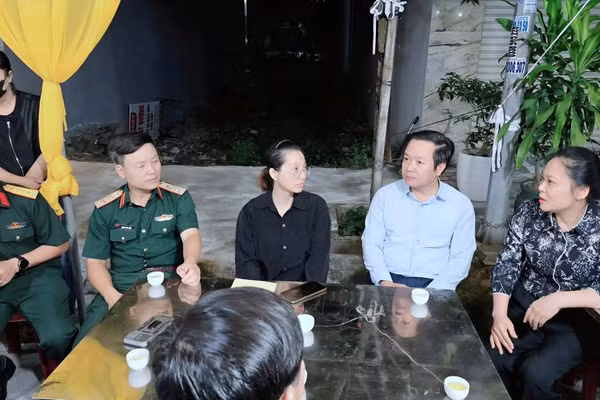 Bí thư Tỉnh uỷ Hưng Yên Phạm Quang Ngọc và Trung tướng Lương Văn Kiểm, Tư lệnh Quân khu 3 thăm hỏi, động viên, chia buồn với gia đình Thiếu tá Trần Văn Tùng.