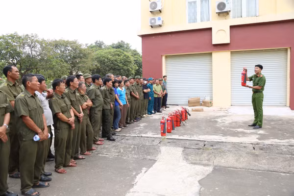 Chiến sĩ Cảnh sát Chữa cháy và Cứu nạn cứu hộ hướng dẫn sử dụng bình chữa cháy.