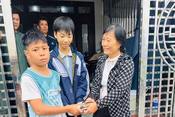 Hai em Phạm Tuấn Điệp và An Quảng Bình (lớp 7B, Trường THCS Tiên Lữ ) trả lại tài sản cho người đánh rơi.