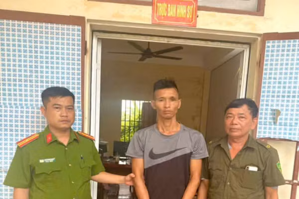 Đào Xuân Hải ra đầu thú tại Cơ quan Công an. Ảnh: Công an tỉnh Hưng Yên